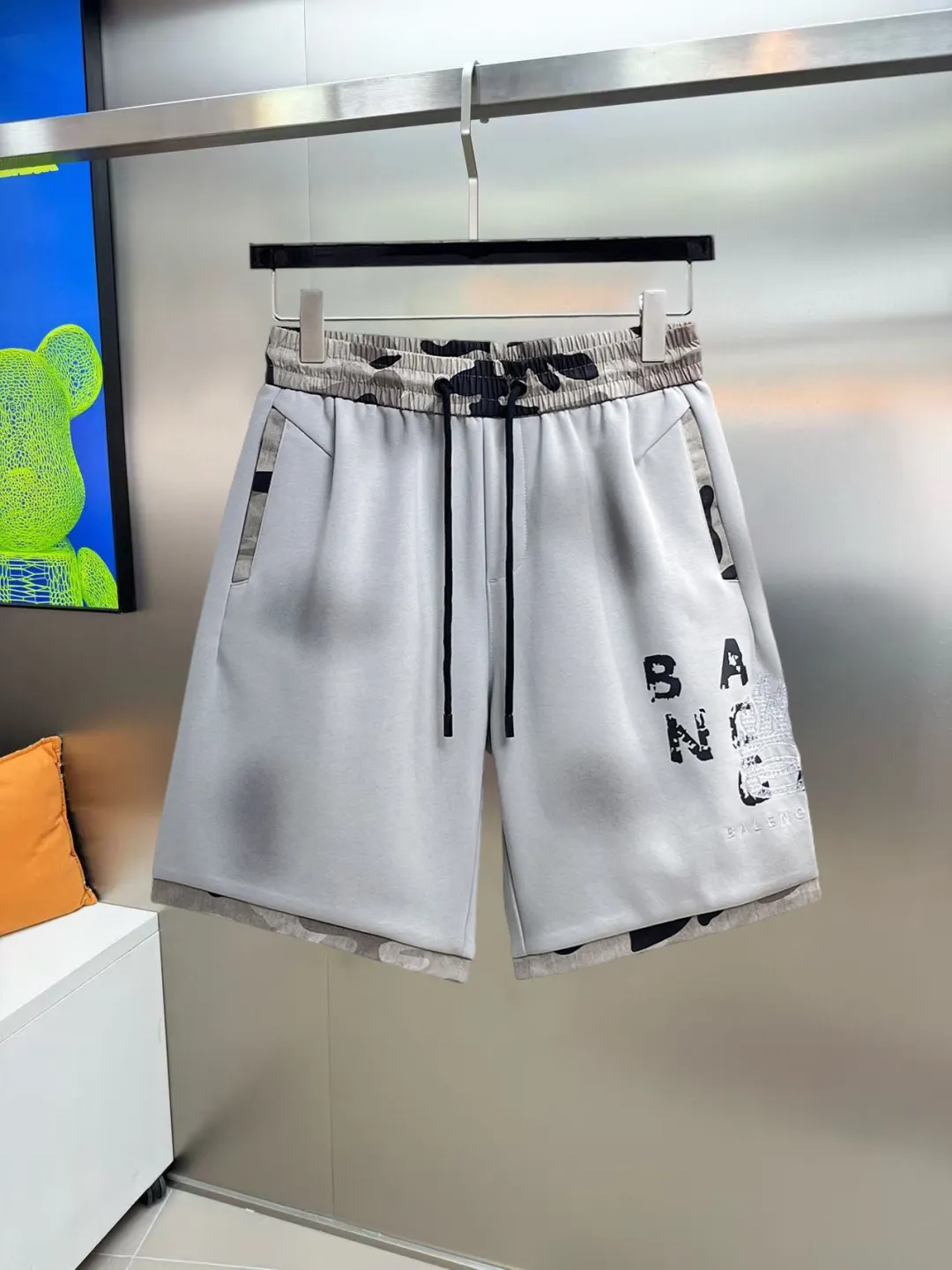 Balenciaga's three-standard complete 2026 summer New Arrival men's casual shorts, advanced custom-made Breathable fabric, Breathable fabric, extremely stretchy and comfortable, impeccable details, top-grade accessories, original logo design concept, delicate and soft feel! The upper body fit is awesome! Size: M-XXXL Please state your height and weight when ordering